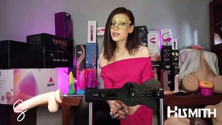 Sarah Sue testet die „Auxfun Fuck Machine“ von Hismith