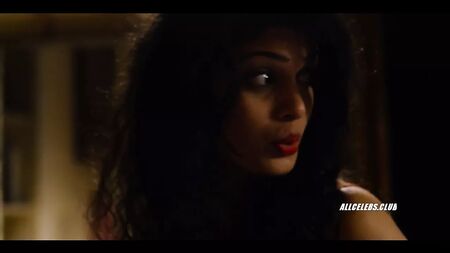 Romane Portail und Tina Desai in „Sense8: Ein Weihnachtsspecial“
