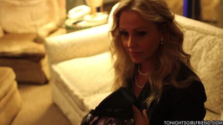 Julia Ann, die berühmte MILF, ist auch „Tonight Girlfriend“