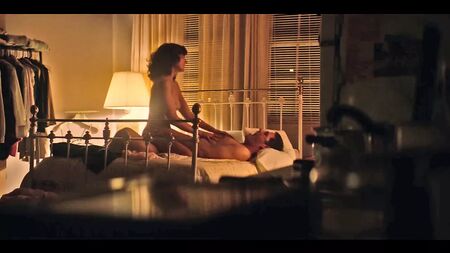 Alison Bries Nacktszene in der Serie „GLOW“ – ScandalPlanet.Com
