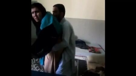Eine verheiratete Frau mit Kopftuch hat heimlich Sex – ein schneller Fick mit der Schwägerin