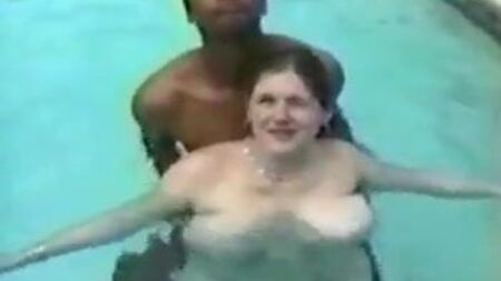 Üppiges weißes Mädchen spielt mit einem schwarzen Schwanz und bekommt eine Creampie-Besamung