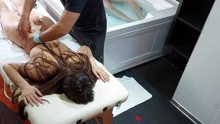 Nun, warum habe ich das Höschen vor dem Masseur abgenommen, aus diesem Grund haben sie mich wie eine Schlampe gefickt