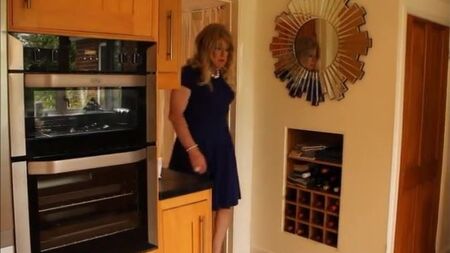 Blaues Swing-Kleid im „Fit-and-Flare“-Stil