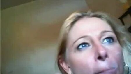 Eine vollbusige MILF lutscht einen ordentlichen Schwanz und bekommt dann eine riesige Ladung