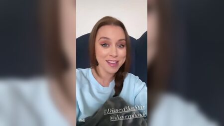 Una Healy dreht einen Werbespot von zu Hause aus