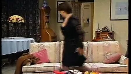 Lynda Bellingham im sexy schwarzen Kleid