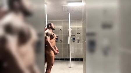 Interrassisches Flirten in der Dusche des Fitnessstudios