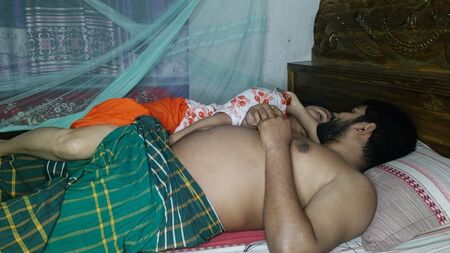 Die heiße indische Tante fickt hart mit dem Onkel, während sie im Dienst ist