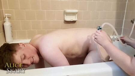 Einfaches Anal-Duschen bei der Devoten