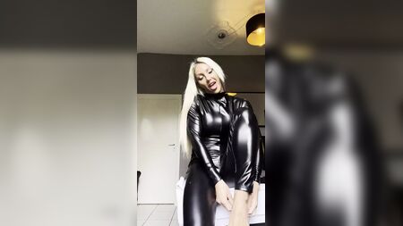 Muskulöses Bodybuilder-Mädchen in Latex