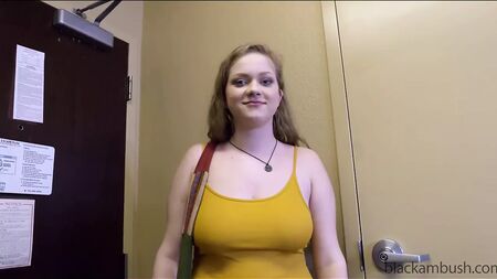 Black Ambush – Jasmine hat ihren Freund zu Hause gelassen, um sich in ihrem ersten Porno einen schwarzen Schwanz zu holen!