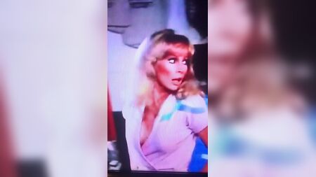 Barbara Edons seitlicher Brustansatz und Brustwarze