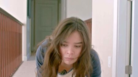 Hailee Steinfelds Nippelblitzer-Szene auf ScandalPlanet.Com