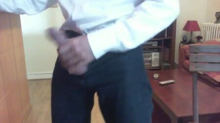 Weißes Hemd, schwarze Jeans – Action