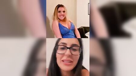 Brasilianische Lesben unterhalten sich vor der Webcam