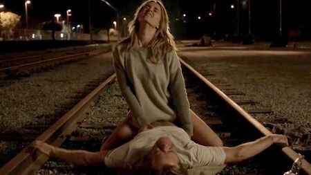 Bojana Novakovic reitet einen Mann auf einer Eisenbahnstrecke in „Shameless“