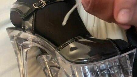Sperma auf durchsichtigen Stöckelsandalen