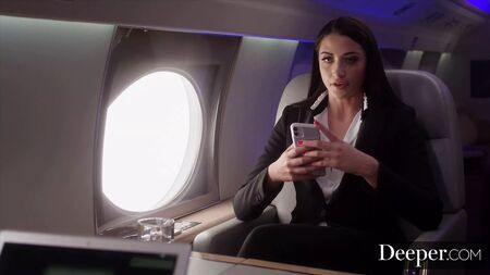 Tiefer. Seth unterwirft sich seiner dominanten Chefin Angela White