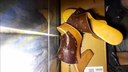 Sperma auf Holzabsatz-Sandalen und Clogs