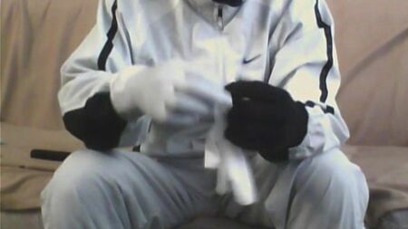 Sturmhaube, Latexhandschuhe und Nike-Trainingsanzug