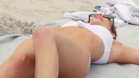 WWE – Carmella im weißen Bikini