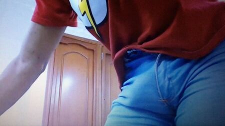 Latino mit riesiger Beule, der in engen Jeans ohne Unterhose unterwegs ist