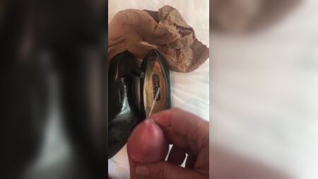 Ein Fan kauft meine abgetragenen Stewardess-High-Heels und spritzt ihnen Sperma hinein