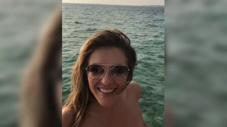 Elizabeth Hurley im weißen Bikini