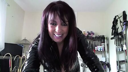 Milf im PVC-Catsuit, die schmutzige Sachen redet