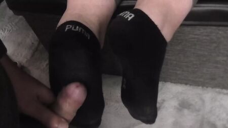 Sockjob in schwarzen, schmutzigen Puma-Socken