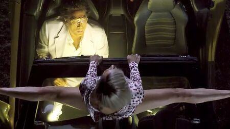Cameron Diaz reibt sich am Auto