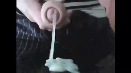 Ein junger Mann spritzt vor der Kamera aus seinem unbeschnittenen Penis