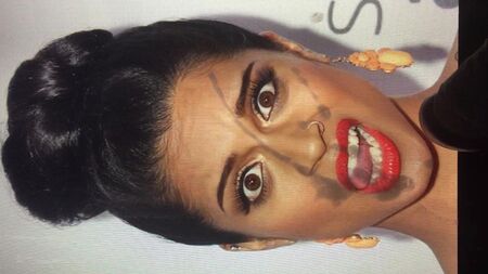 LILLY SINGH BEKOMMT EINE SCHMUTZIGE GESICHTSMASKE