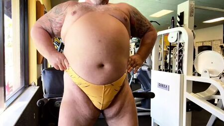 Der pensionierte, muskelbepackte Wrestler Coach kommt beim Training im Fitnessstudio zum Höhepunkt
