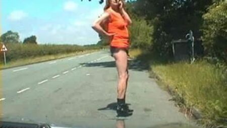 Zoe, die Trans-Schlampe, erst im knappen Kleid, dann in Hotpants