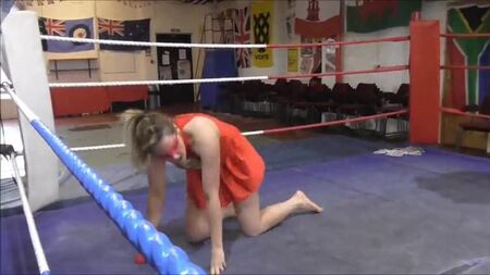 Heroine-Kostüm-Wrestling