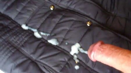Ihr wattierter Mantel wird mit meinem Sperma bespritzt. Die taillierte Jacke der Freundin meiner Frau