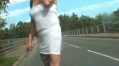 Zoe zeigt sich in einem weißen Kleid und Hotpants