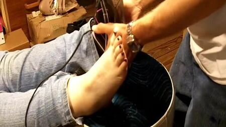 Shelly die Schuhe ausziehen