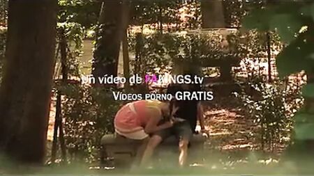 Die Schülerin Alba will im Park mit einem Fremden Sex haben