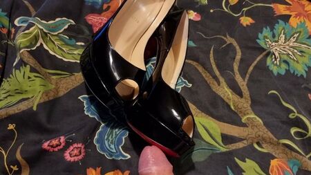 Sperma auf den Peeptoe-Louboutin-High-Heels meiner Frau
