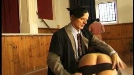 Hintern entblößt für eine Tracht Prügel