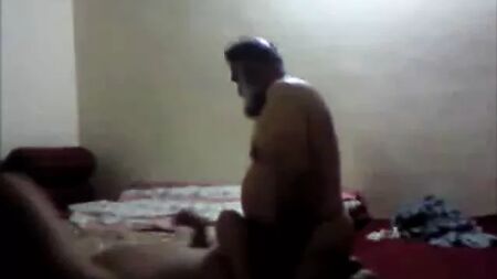 Ein bärtiger älterer pakistanischer Mann fickt einen Jungen