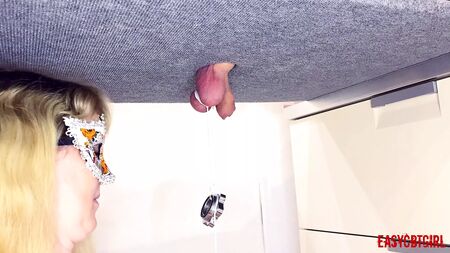 Die Herrin bindet schwere Gegenstände an die Kugeln auf dem Melttisch