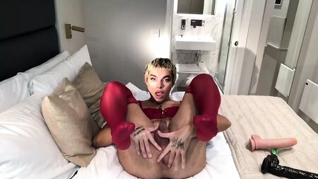 Tschechischer Femboy nimmt einen 10-Zoll-Schwanz und spritzt Angel Jul ins Gesicht