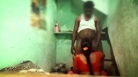 Eine tamilische Tante betrügt ihren Onkel im Badezimmer