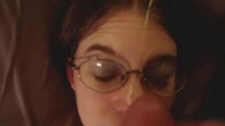 Eine nerdige Brünette mit Brille bekommt eine ordentliche Gesichtsbesamung, POV
