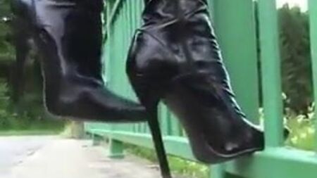 Latexkleid und Overknee-Stiefel
