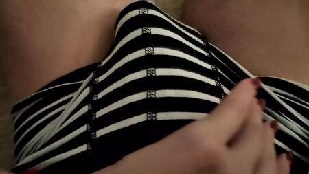 Eine Teenagerin gibt ihm einen schnellen Handjob und lässt meinen Bruder innerhalb von zwei Minuten kommen